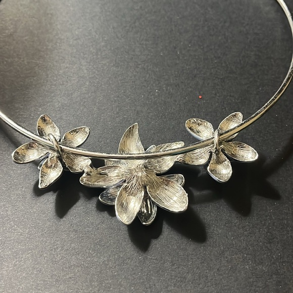 SILVER TONE AND BLUE ENAMEL Jasmine Flower Necklace TALBOTS - Picture 5 of 6